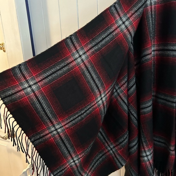 Harlow Slighlty Oversized Fringe Shawl - Picture 3 of 4